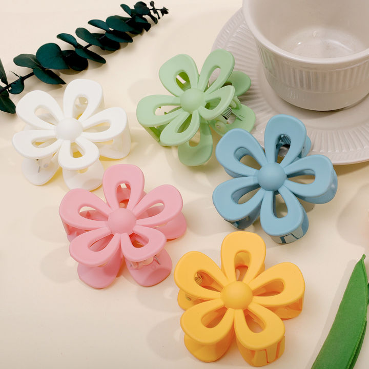 Fashion%20Hollow%20Large%20Flower%20Shape%20Plastic%20Hair%20Claws%20Clips%20Elegant%20Accessories%20For%20Women%20-%20Image%204