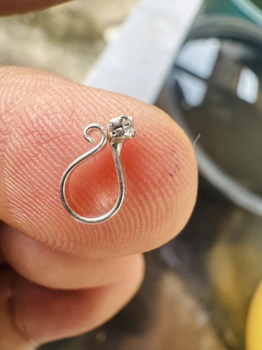 Gold%20and%20silver%20color%20cute%20nose%20ring%20nose%20pin%20with%20white%20stone%20-%20Image%204