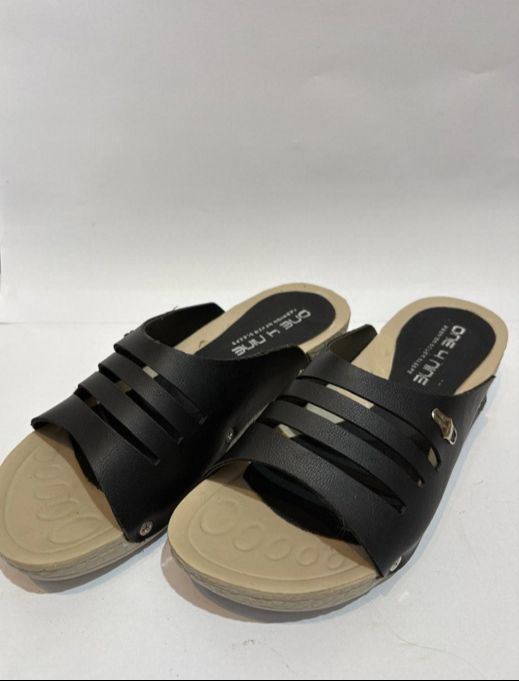 Comfy%20Shoe%20Multi-Strap%20Flat%20Slides%20-%20Image%204
