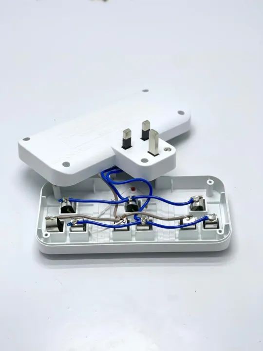 Multi%20plug%20wall%20Socket%20adapter%20-%2013A%20Square%20Pin%20Multi%20Socket%203%20way%20Universal%20type%20outlet%20-%20%20Travel%20adapter%20-%20Image%203