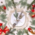 5Pcs Artificial Greenery Pine Leaves / Artificial Artificial Plant Snowy Twigs Frosted Pines / Artificial Pine Branches / Home Living Room Desktop Decorations / DIY Xmas Garland Party Decor. 