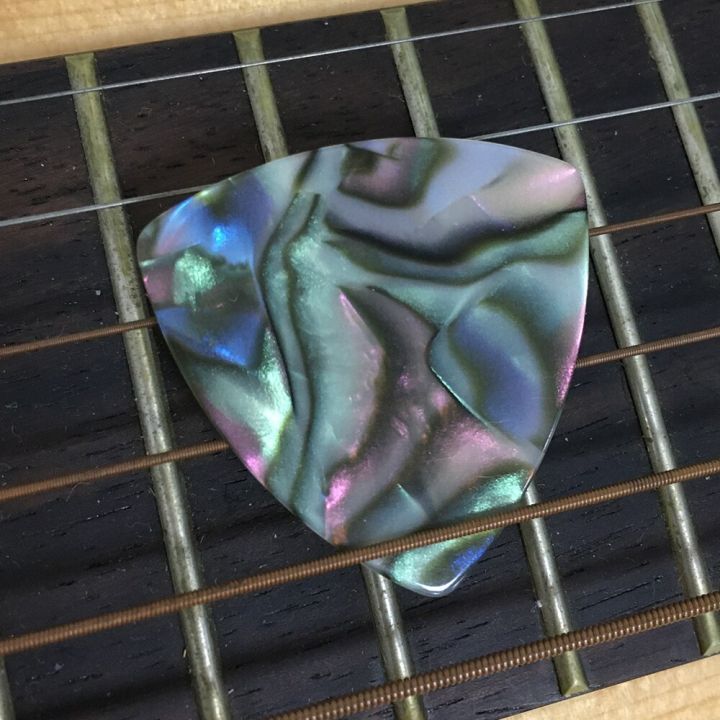 Lots%2050pcs%20Seashell%200.71mm%20Medium%20Rounded%20Triangle%20Celluloid%20Guitar%20Picks%20-%20Image%203