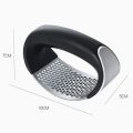 Stainless Steel Garlic Press Rocker , New Arc-shaped Design Professional Heavy Soft-Handled Garlic Crusher With Comfortable Grip (Garlic Press Black). 