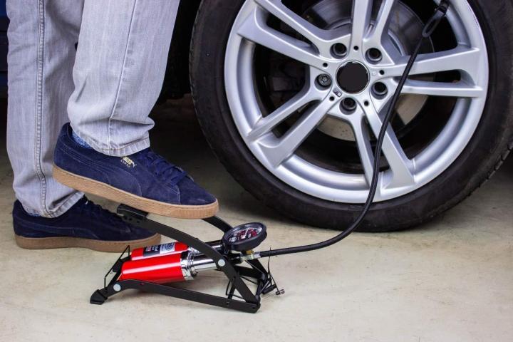 Air%20Foot%20Pump%20Premium%20double%20barrel%20foot%20%20Foot%20Pump,%20Car%20Pumps,%20Dual-Cylinder%20Portable%20Tyre%20Inflator%20with%20Accurate%20Gauge%20&%20Smart%20Valves,%20100s%20psi%20Floor%20Pump%20for%20Bicycles,%20Motorcycles,%20Cars,%20Balls%20and%20Other%20Inflatables%20From%20Einstein%20-%20Image%204