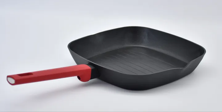 Black%20Grilling%20Pan%20With%20Red%20Handle%2026cm%20-%20Image%204