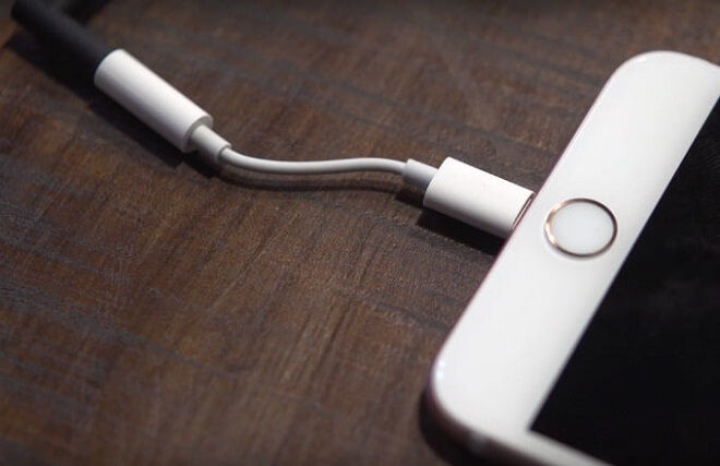 Premium%20Quality%20Lightning%20to%203.5mm%20Headphones%20Jack%20Adapter%20-%20Image%206