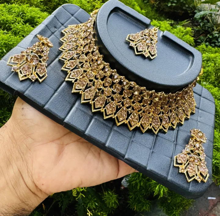 Dull%20gold%20color%20chocker%20necklace%20with%20one%20pair%20earring%20and%20one%20nalal%20theli%20with%20gold%20stone%20for%20girl%20and%20women%20-%20Image%203