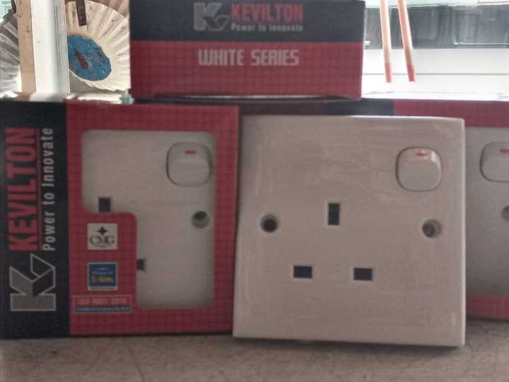 13Amp%20Kevilton%20Switched%20Socket%20Outlet%20White%20Series%20-%20Image%202