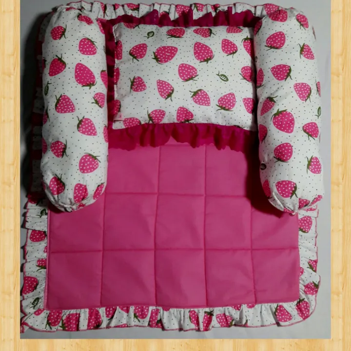New%20Born%20Baby%20Pillow%20Sets%20with%20quilt%20pink%20cot%20sheet%20(two%20round%20side%20pillows,%20one%20mid%20pillow%20and%20quilt%20cot%20sheet%20in%20one%20pack)%20-%20Image%203
