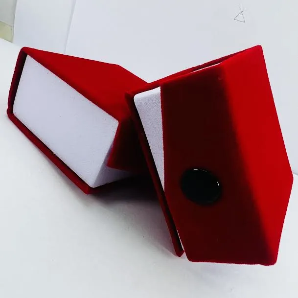 BOOM%20BOOM%20Red%20color%20velvet%20Pendant%20box%20with%20Butten%20lock%20Pendant%20Gift%20Boxes,%20Jewelry%20Display%20box%20-%20Image%205