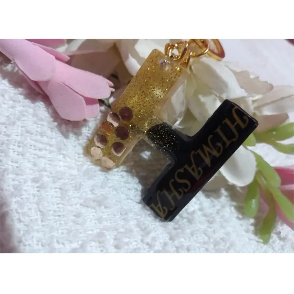 Customized%20Resin%20Letter%20Key%20Tag%20With%20Name%20Gold%20Key%20Chain%20-%20Image%202