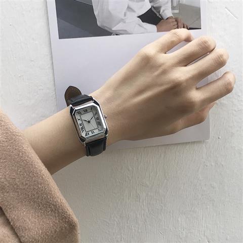 Rectangular%20Watch%20for%20Women%20with%20Leather%20Strap,%20Simple%20Retro%20Artistic%20Casual%20Style%20for%20Men%20and%20Couples%20-%20Image%207