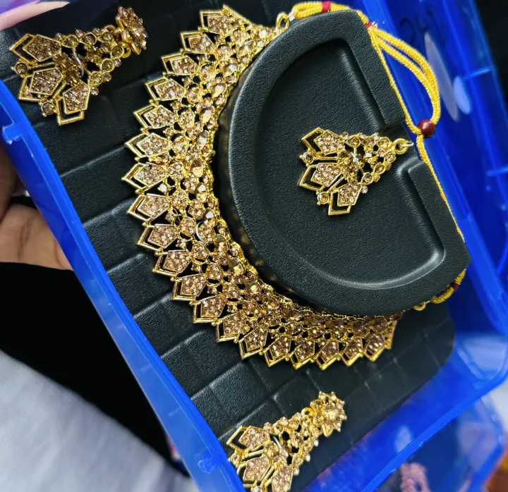Dull%20gold%20color%20chocker%20necklace%20with%20one%20pair%20earring%20and%20one%20nalal%20theli%20with%20gold%20stone%20for%20girl%20and%20women%20-%20Image%207