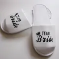 【WEJA】1pair Guest Hotel Slippers Wedding Party Team Bride Slipper Hotel Travel Spa Shoes New Gold Glitter Letter Flip Flop. 