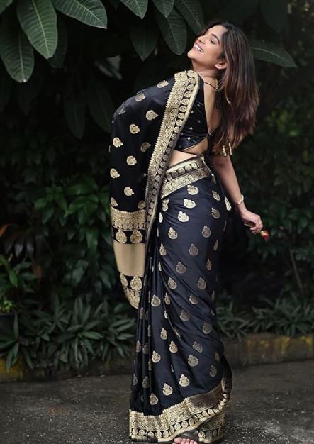 SIRIL%20Women's%20Soft%20Banarasi%20Silk%20Jacquard%20Saree%20with%20Unstitched%20Blouse%20Piece-%20Black%20colour%20-%20Image%202