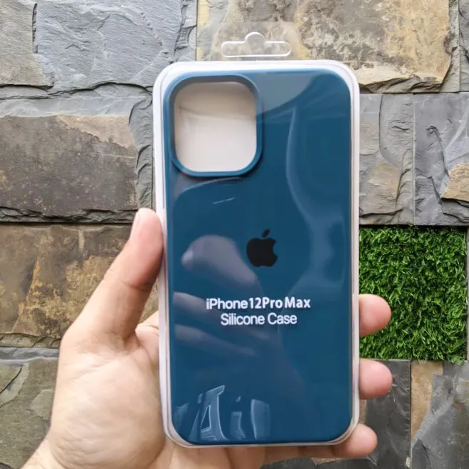 iPhone%2012%20Pro%20Max%20Silicone%20Case%20Midnight%20Blue%20-%20Image%205