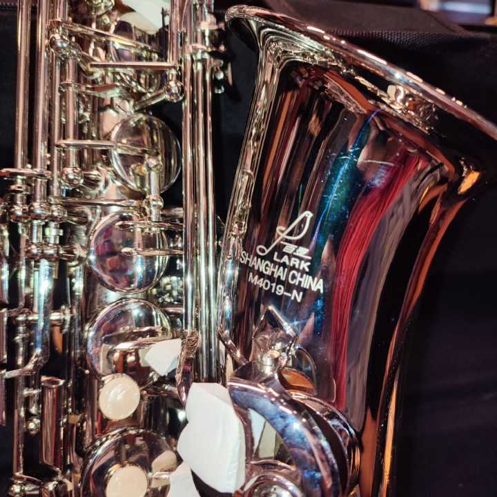 Lark%20Alto%20Saxophone%20Straight%20Brass%20Lacquered%20Gold/%20Silver%20with%20Hard%20case,%20Mouthpiece,%20Reed,%20Belt,%20Cloth,%20Gloves%20Alto%20Saxophone%20is%20Suitable%20for%20Beginners%20to%20Test%20The%20Level%20of%20Professional%20Playing%20Wind%20Instrument%20Saxophone%20-%20Image%206