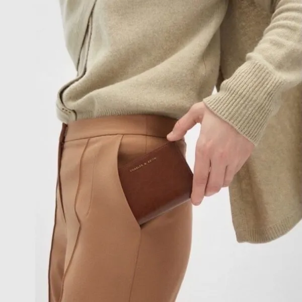 CHARLES%20AND%20KEITH%20Simple%20Ladies%20Wallet%20With%20Card%20Storage%20-%20Image%202