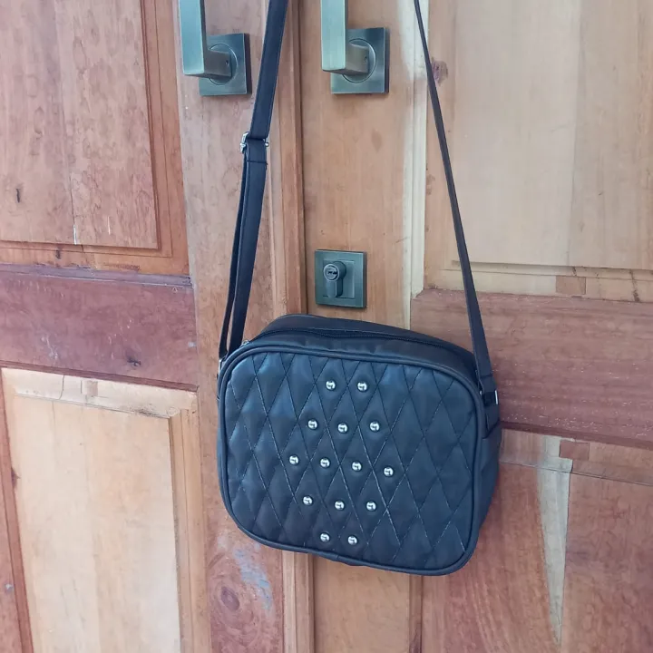 Women's%20Side%20Bags:%20Crossbody%20and%20Shoulder%20Bag%20with%20New%20Design.%20-%20Image%204