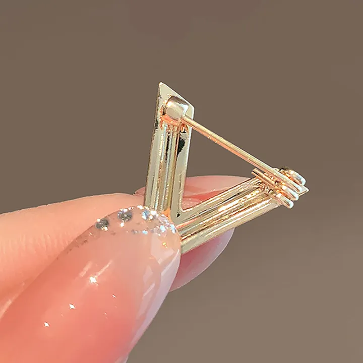 Fashion%20V%20Shaped%20Brooches%20For%20Women%20Metal%20Anti-glare%20Lapel%20Pin%20Fixed%20Clothes%20Pin%20GHAN%20-%20Image%204