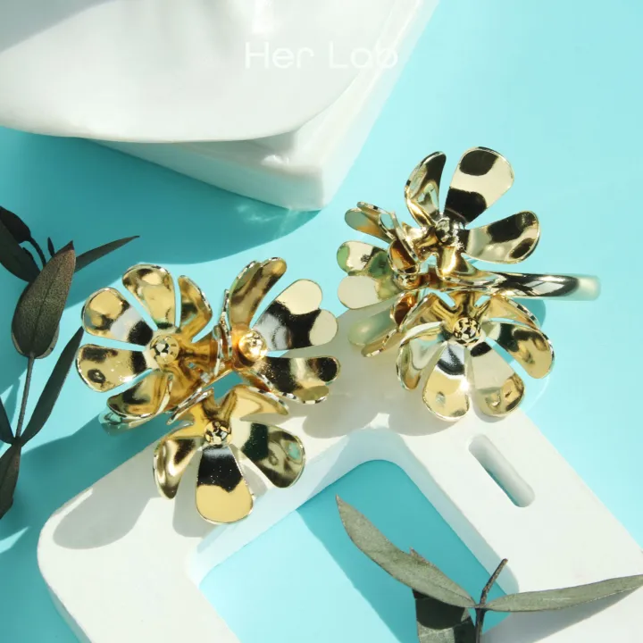 Her%20Lab%20Jewelry%20%7CAretes%20Vintage%20de%20Flor%20en%20Metal%20Dorado%20-%20Estilo%20Franc%C3%A9s%20y%20Elegante%20para%20Mujer%20-%20Image%204