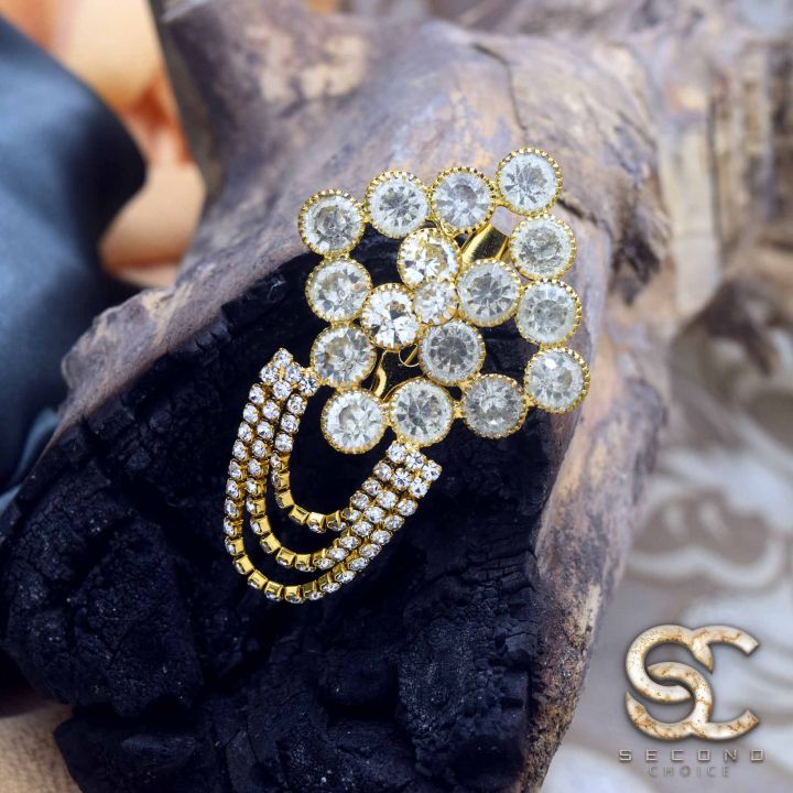 Imported%20Quality%20white%20stones%20gold%20color%20saree%20brooch%20with%20hanging%20chains%20Superb%20finishing%20It%20makes%20the%20perfect%20gift%20for%20your%20loved%20ones%20-%20Image%203