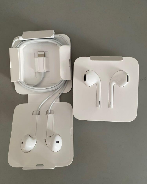 Apple%20EarPods%20Headphones%20with%20Lightning%20Connector,%20Wired%20Ear%20Buds%20for%20iPhone%20with%20Built-in%20Remote%20to%20Control%20Music,%20Phone%20Calls,%20and%20Volume%20-%20Image%204