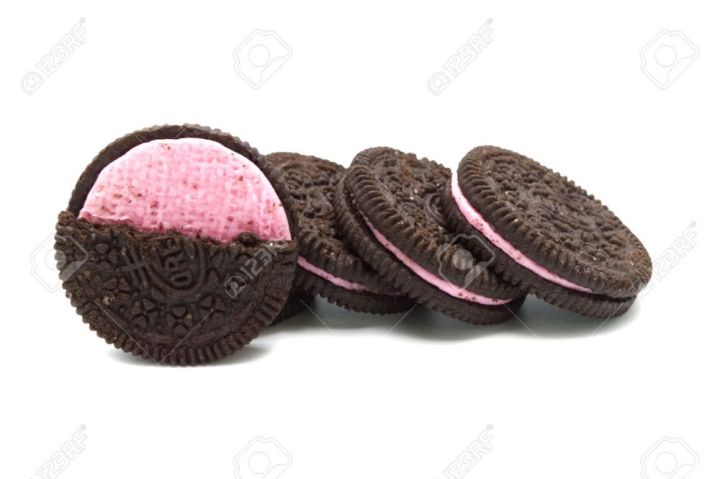 Oreo%20Strawberry%20Cream%20Biscuit%20110g%20-%20Image%203