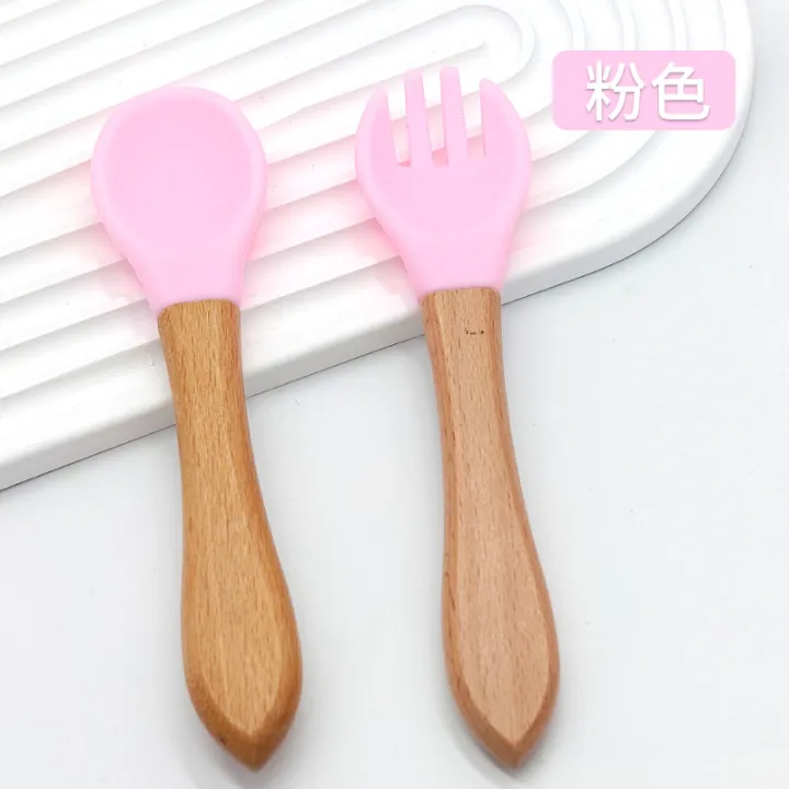 Children's%20Silicone%20Spoon%20with%20Wooden%20Handle%20Food%20Grade%20Soft%20Rubber%20Baby%20Feeding%20Tableware%20Can%20Bite%20Spork%20-%20Image%206