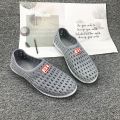 Hole Shoes Men's Summer Student Beach Shoes Breathable Closed Toe Sandals Plastic Net Lovers Shoes Non-Slip Shoe Cover Lazy Shoes. 