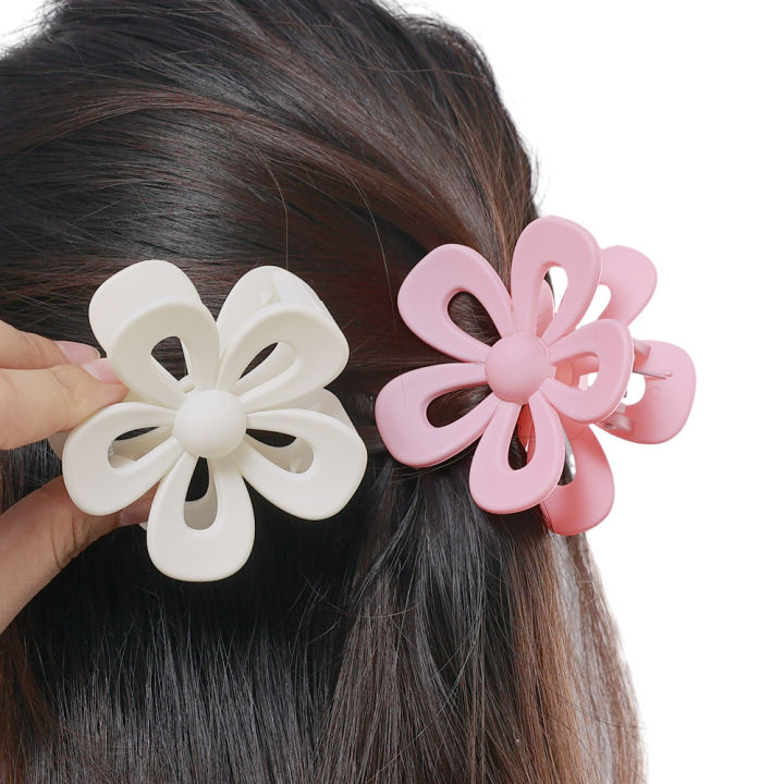 Fashion%20Hollow%20Large%20Flower%20Shape%20Plastic%20Hair%20Claws%20Clips%20Elegant%20Accessories%20For%20Women%20-%20Image%202