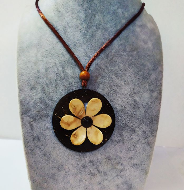 Handmade%20Coconut%20Shell%20Necklace%20Flower%20Pendant%20Jewelry%20Eco%20Friendly%20-%20Image%203