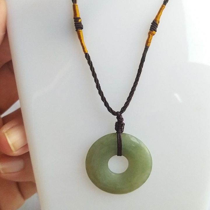 Jade circle pendant,  ကျောက်စိမ်း အဝိုင်းပုံဆွဲသီး၊