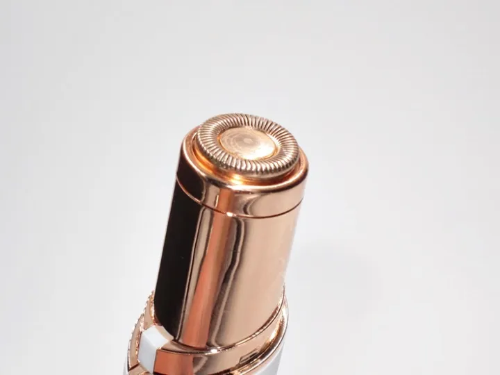 Finishing%20Touch%20Flawless%20Facial%20Hair%20Remover%20for%20Women,%20White/Rose%20Gold%20Electric%20Face%20Razor%20for%20Women%20with%20LED%20Light%20for%20Instant%20and%20Painless%20Hair%20Removal%20-%20Image%204