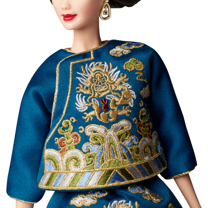 (Preorder)Barbie%20Lunar%20New%20Year%20Doll%20Designed%20by%20Guo%20Pei%20Barbie%20Doll%20Chinese%20New%20Year%20Festival%202023%20by%20Designer%20Guo%20Pei%20(HJX03)%20%E1%80%80%E1%80%9C%E1%80%B1%E1%80%B8%E1%80%80%E1%80%85%E1%80%AC%E1%80%B8%E1%80%85%E1%80%9B%E1%80%AC%E1%80%A1%E1%80%9B%E1%80%AF%E1%80%95%E1%80%BA%C2%A0%20-%20Image%206