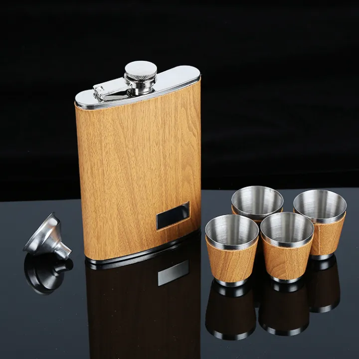 Wood%20Design%20Hip%20Flask%20-%20Image%202