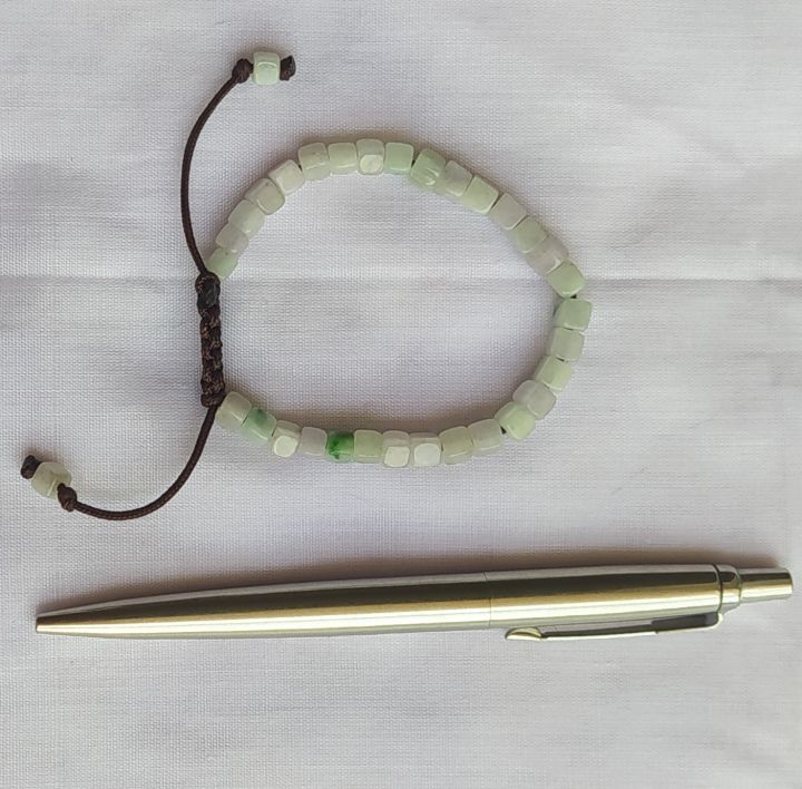 Jade cube bead bracelet, ကျောက်စိမ်း ကုဗပုံ ကြိုးဆွဲ လက်ပတ်၊