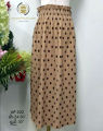 စကပ်အရှည် Kaki Spot Long Skirt – A Flirty Fusion of Trend and Timeless Elegance. 