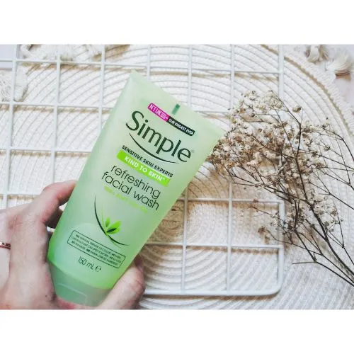 Simple%20Kind%20To%20Skin%20Refreshing%20Facial%20Wash%20150%20ml%20-%20Image%204