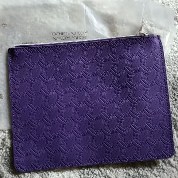 KENZO%20CHEEKY%20COSMETICS/TRAVEL%20POUCH%20-%20Image%202