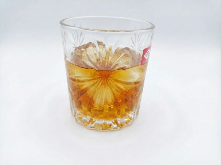 Classic%20Diamond-Cut%20Whiskey%20Glass%20%E2%80%93%20Premium%20Clear%20Glass%20Tumbler%20-%20Image%205