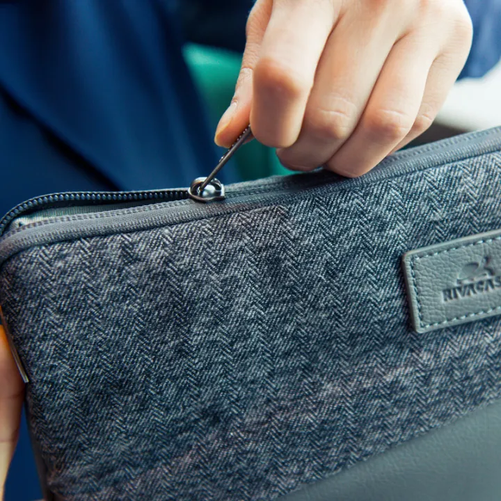 Laptop%20Sleeve%20%E2%80%93%20Rivacase%20%E2%80%93%20Egmont%20Series%20-%20Image%204