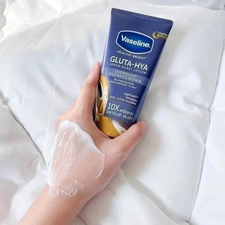 Vaseline%20Gluta-Hya%20Overnight%20Radiance%20Repair%20Lotion%20330ml%20(Expire%202027/04)%20-%20Image%204