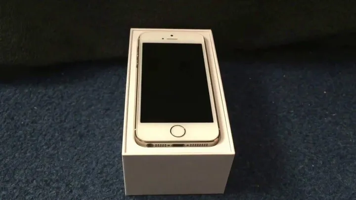 iPhone%20SE%20first%20gen%20(32%20GB)%20Gold%20and%20Rose%20Gold%20-%20Image%204