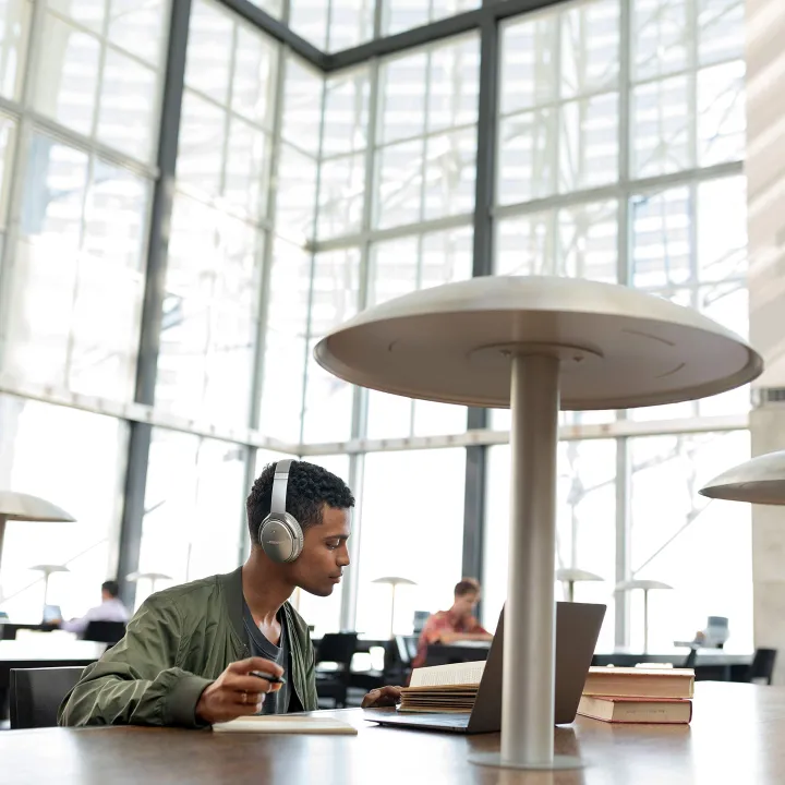 Bose%20QuietComfort%2035%20II%20Wireless%20Bluetooth%20Headphones%20Wireless%20Headphones%20Bluetooth%20Earphones%20HiFi%20Music%20with%20Mic%20(First%20Copy)%20-%20Image%208