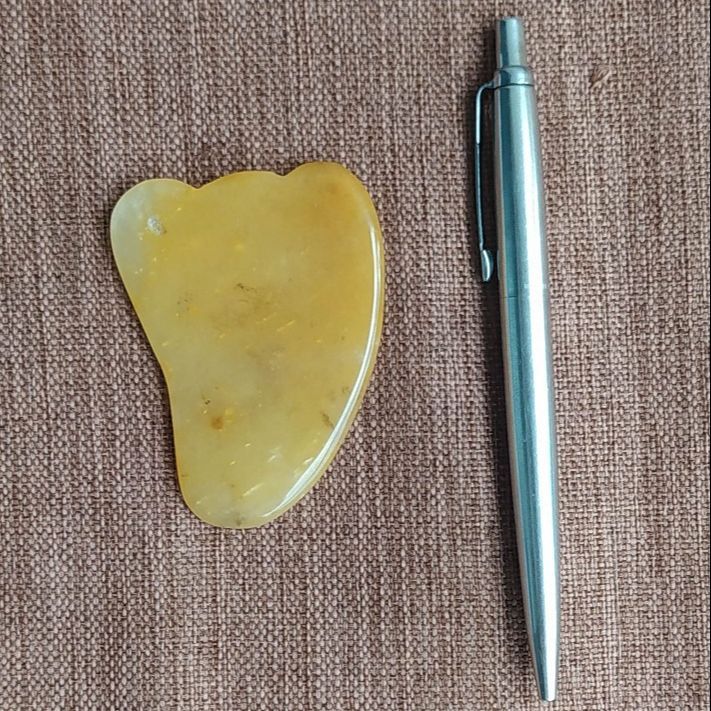 Yellow quartz  Guasha plate,  အဝါရောင် သလင်းကျောက် ကွာဆား ခြစ်ပြား အသဲပုံ