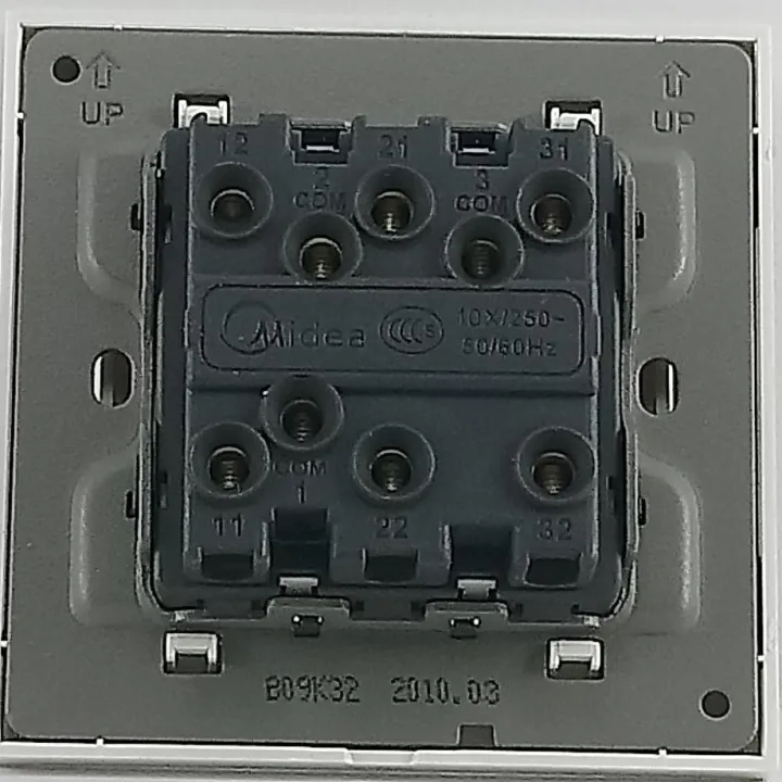 BO9K%2032%20(Three%20Gang%20Two%20way%20Switch)%20-%20Image%203