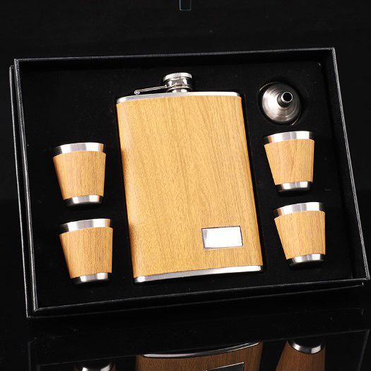 Wood%20Design%20Hip%20Flask%20-%20Image%207