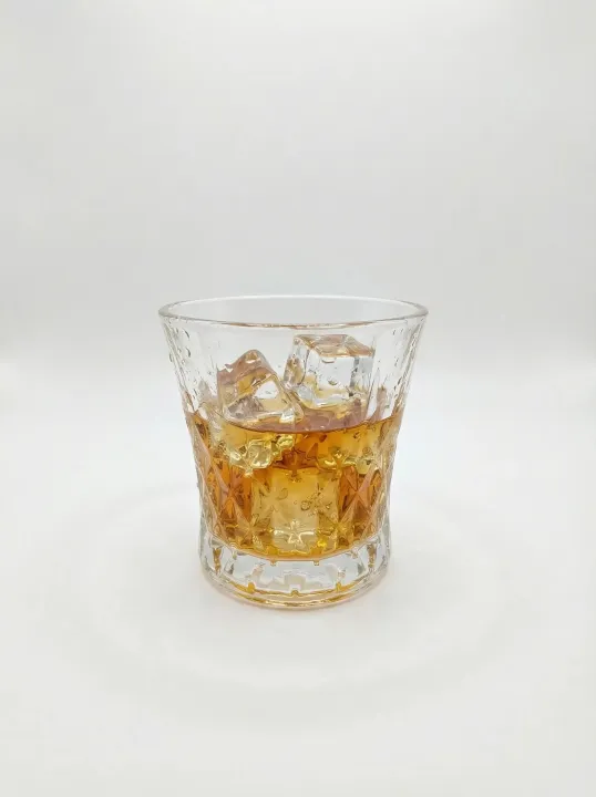 Classic%20Diamond-Cut%20Whiskey%20Glass%20%E2%80%93%20Premium%20Clear%20Glass%20Tumbler%20-%20Image%202