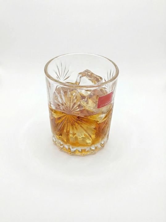 Classic%20Diamond-Cut%20Whiskey%20Glass%20%E2%80%93%20Premium%20Clear%20Glass%20Tumbler%20-%20Image%204